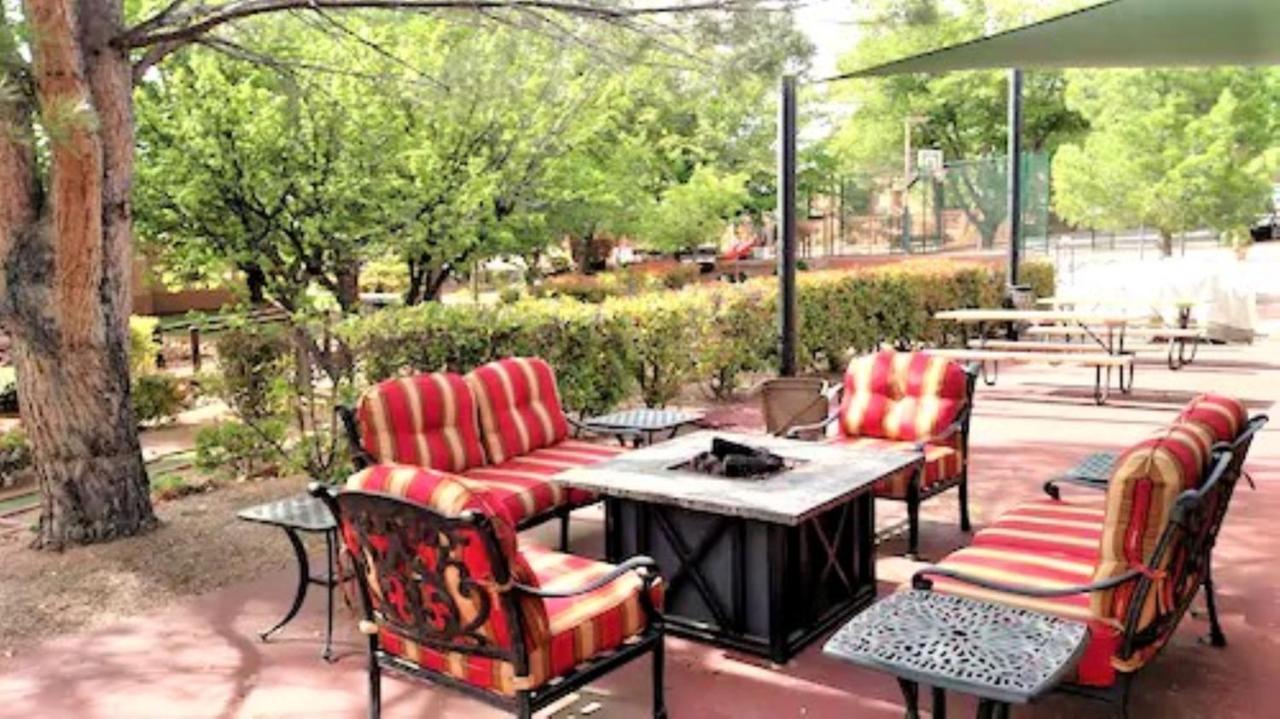 Sedona Pines Resort Zewnętrze zdjęcie Outdoor furniture