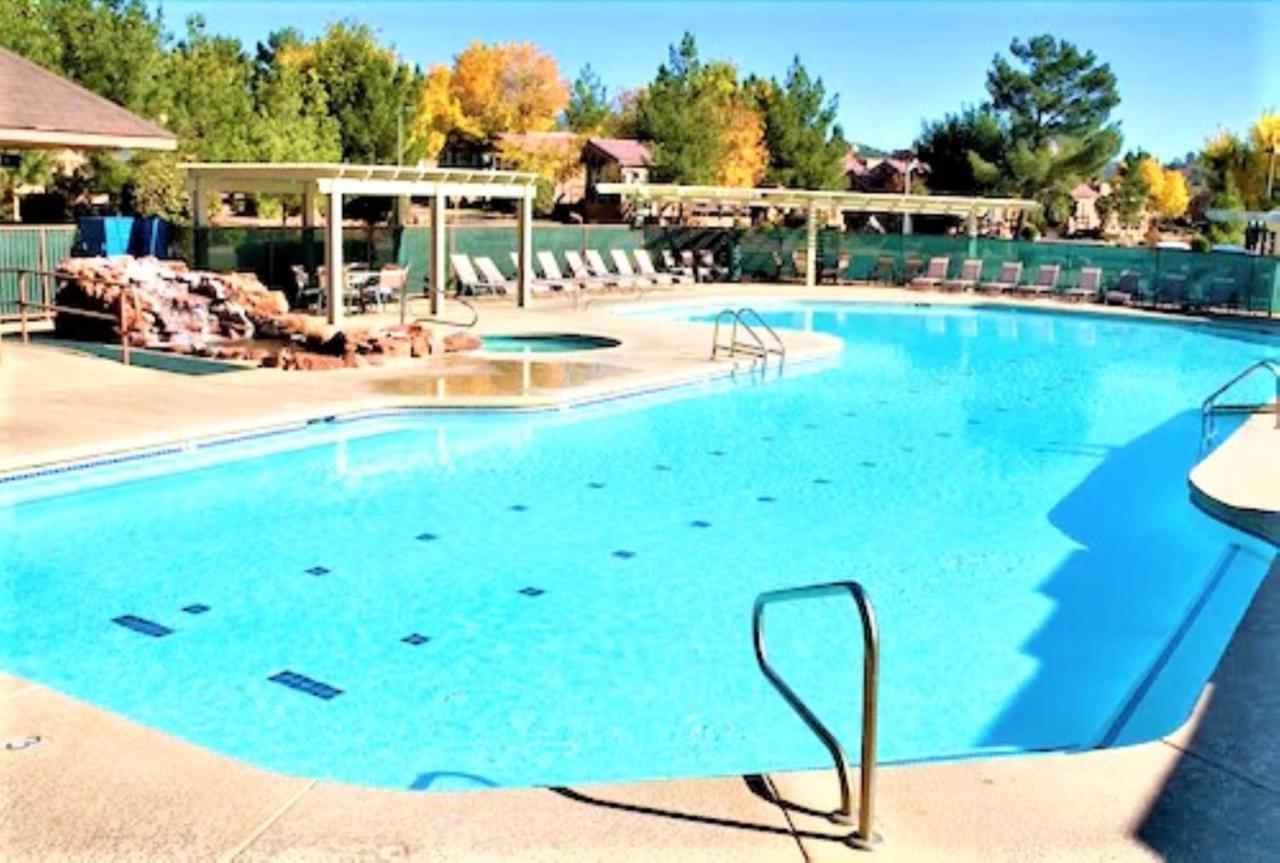 Sedona Pines Resort Zewnętrze zdjęcie The pool at the Mountain Shadows Country Club