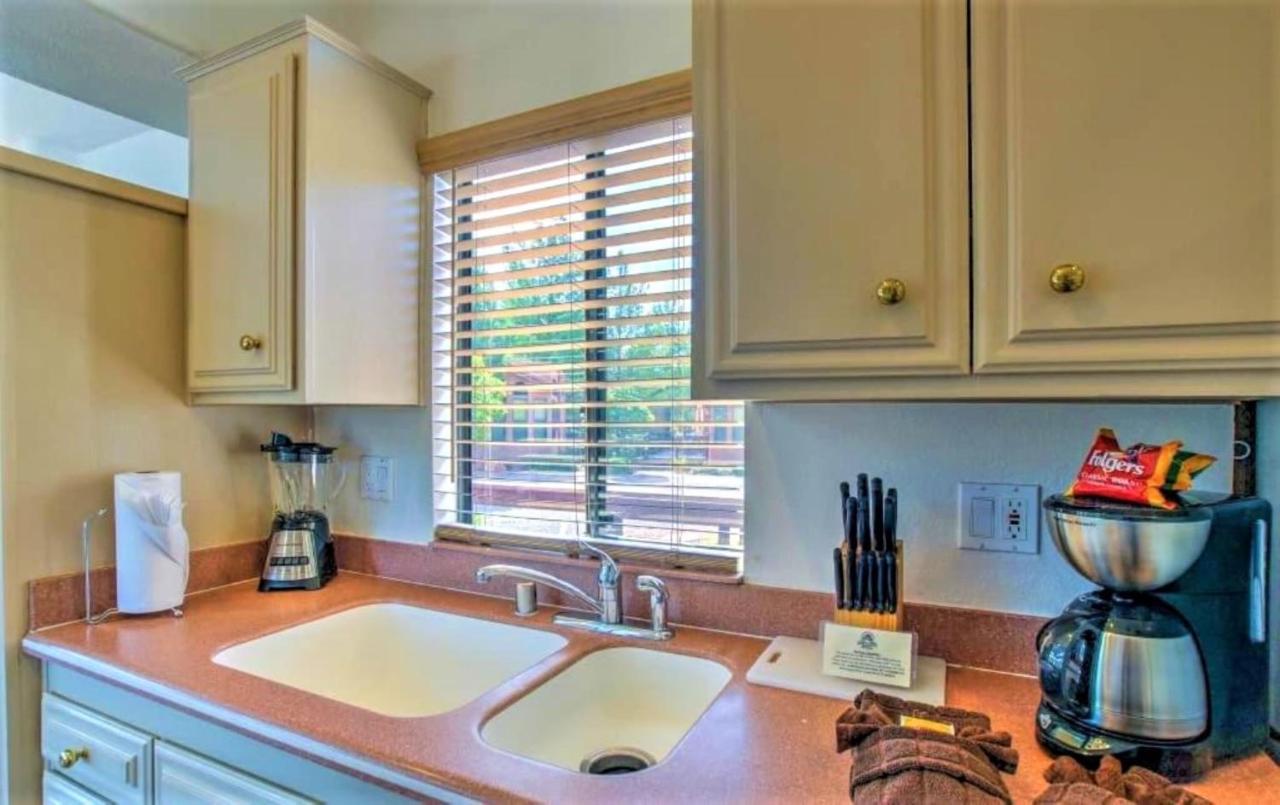 Sedona Pines Resort Zewnętrze zdjęcie A kitchen with a double sink