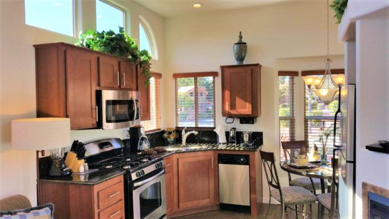 Sedona Pines Resort Zewnętrze zdjęcie A kitchen in a typical American home
