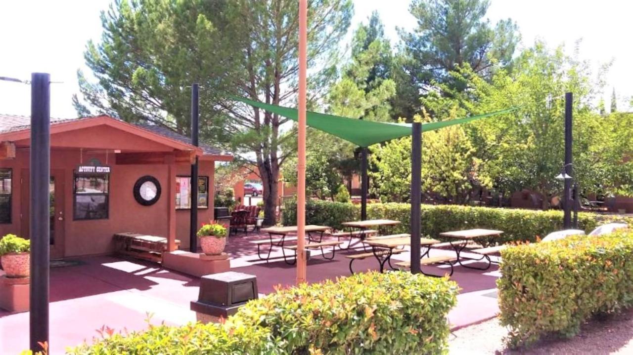 Sedona Pines Resort Zewnętrze zdjęcie The patio at the 2009-2010 location