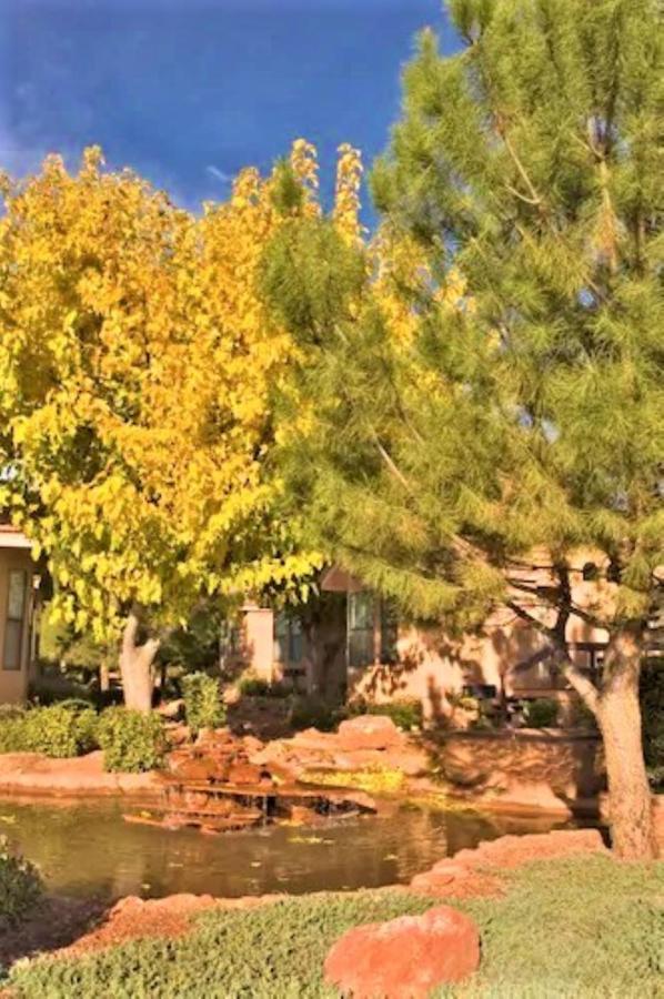 Sedona Pines Resort Zewnętrze zdjęcie A tree in the fall