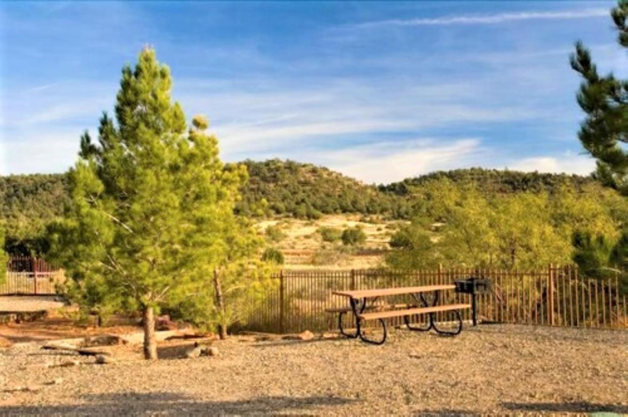Sedona Pines Resort Zewnętrze zdjęcie Picnic tables at the campground